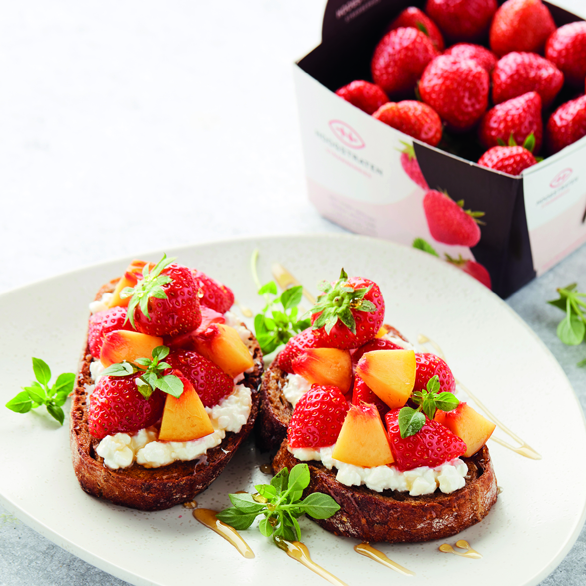 Bruschetta met cottage cheese, nectarine, aardbei en honing