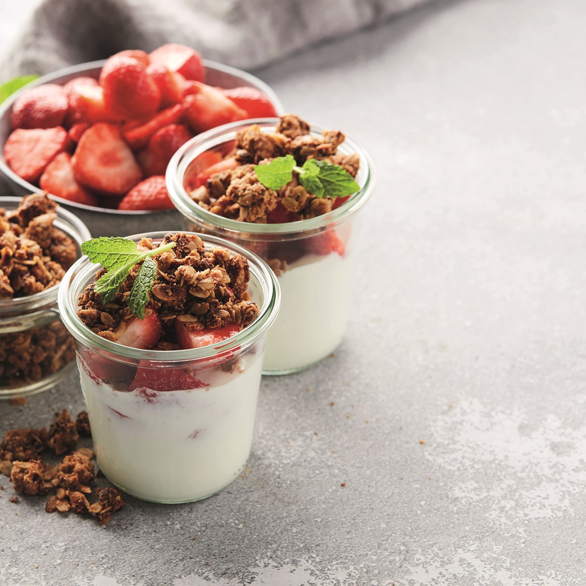 Griekse yoghurt met speculoosgranola en aardbeien