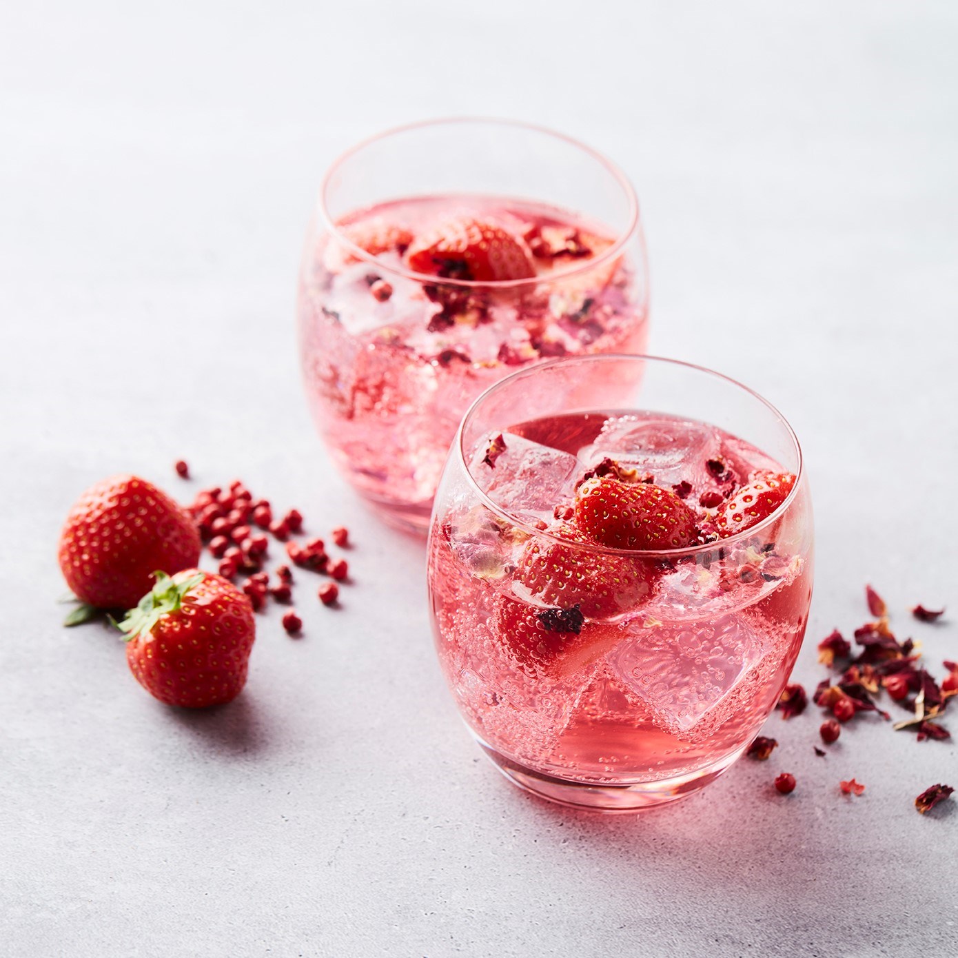 Gin tonic met aardbeien en rozenwater