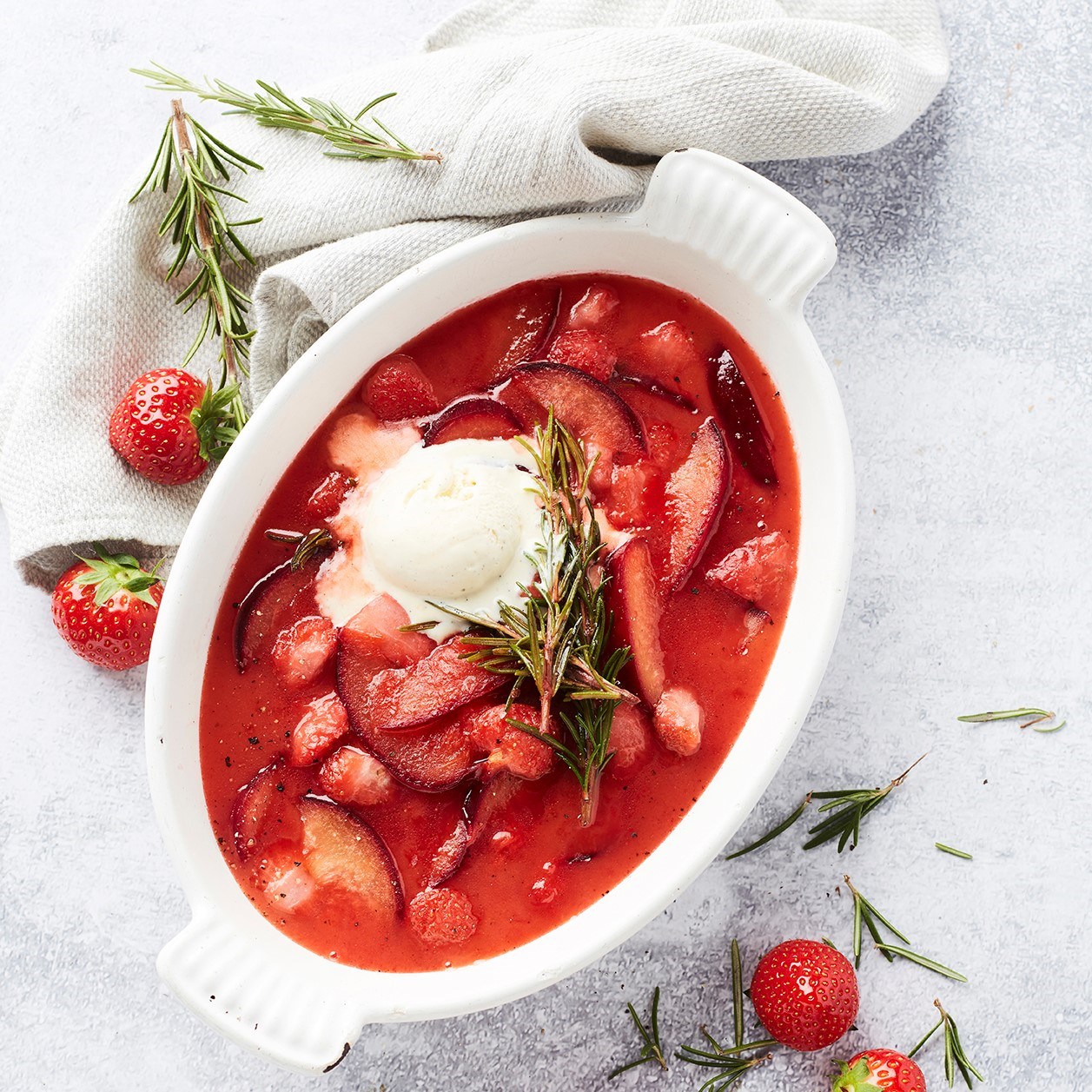 Warme aardbeien en pruimen met rozemarijn